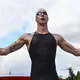 Florian Wellbrock feiert seinen zweiten EM-Titel im Freiwasserschwimmen. - Bild: Julien De Rosa/AFP/dpa