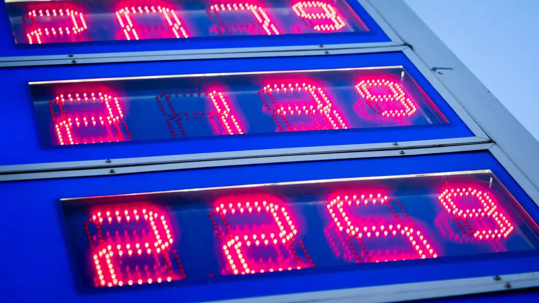 Tanken wird wieder billiger. (Symbolbild) - Bild: Christoph Soeder/dpa