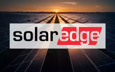 Moderne Solarpaneele in einer weitläufigen Photovoltaikanlage bei Sonnenuntergang. - Foto: über boerse-global.de
