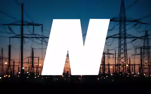 Abstrakte Darstellung moderner Energieinfrastruktur und Stromleitungen in der Abenddämmerung. - Foto: über boerse-global.de
