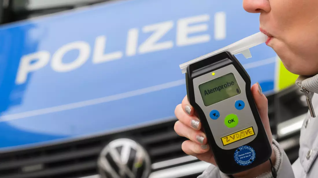 Auffälliger Alkoholkonsum blieb 2025 die häufigste Ursache für eine MPU. (Symbolbild) - Bild: Julian Stratenschulte/dpa