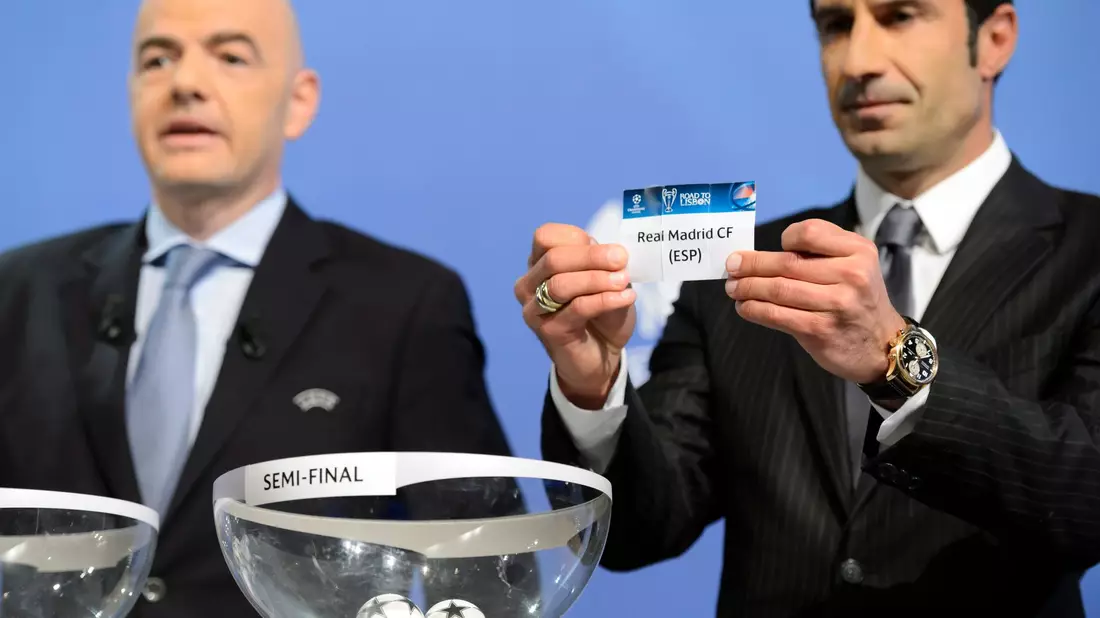 Sie standen sich mal nah: Gianni Infantino (l) und Luis Figo. (Archivbild) - Bild: picture alliance / dpa