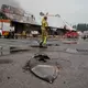 In Verteilzentren der Supermarktkette Silpo wurden sechs Menschen getötet.  - Bild: Efrem Lukatsky/AP/dpa