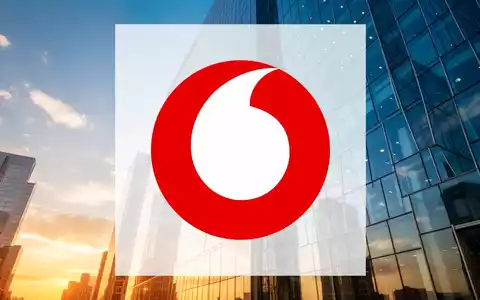 Moderne Glasfassade eines Bürogebäudes in der Abendsonne als Symbol für strategische Unternehmensbeteiligungen - Foto: über boerse-global.de