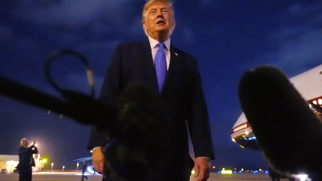 US-Präsident Donald Trump war mehrfach zwischen Drohungen und Ankündigungen von Verhandlungslösungen hin- und hergewechselt. - Bild: Mark Schiefelbein/AP/dpa