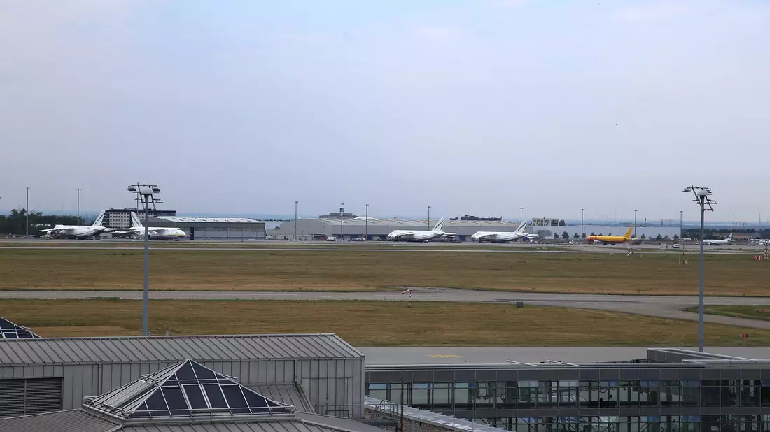 Am Flughafen Leipzig/Halle hat die Polizei eine verdächtige Drohne sichergestellt. - Bild: Tobias Junghanns/dpa