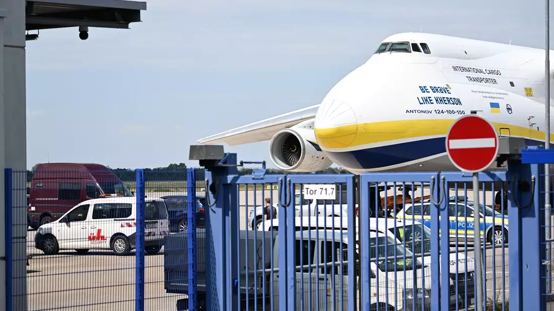 Eine ukrainische Frachtmaschine vom Typ Antonow steht am Leipziger Flughafen.  - Bild: Hendrik Schmidt/dpa