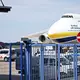 Eine ukrainische Frachtmaschine vom Typ Antonow steht am Leipziger Flughafen.  - Bild: Hendrik Schmidt/dpa