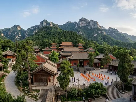 Editorialbild im Reisemagazin-Stil vom Wahrzeichen Shaolin-Kloster in Dengfeng China, ausgewogene Bildgestaltung und natuerliches Umgebungslicht - Foto: THN
