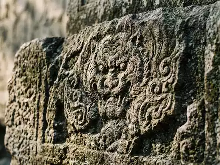 Extreme Makroaufnahme eines Materialdetails am Wahrzeichen Shaolin-Kloster in Dengfeng China, taktile Struktur und weiches Seitenlicht - Foto: THN