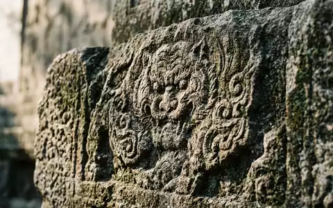 Extreme Makroaufnahme eines Materialdetails am Wahrzeichen Shaolin-Kloster in Dengfeng China, taktile Struktur und weiches Seitenlicht - Foto: THN