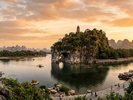 Fotorealistische Panoramaaufnahme von Elefantenrusselberg Guilin in Guilin China, warmes Abendlicht auf Wahrzeichen - Foto: THN