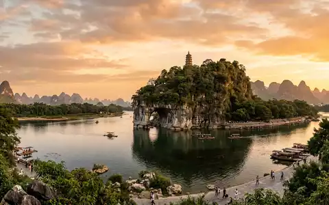 Fotorealistische Panoramaaufnahme von Elefantenrusselberg Guilin in Guilin China, warmes Abendlicht auf Wahrzeichen - Foto: THN