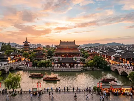 Fotorealistische Panoramaaufnahme von Konfuzius-Tempel Nanjing in Nanjing China, warmes Abendlicht auf Wahrzeichen - Foto: THN