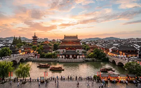 Fotorealistische Panoramaaufnahme von Konfuzius-Tempel Nanjing in Nanjing China, warmes Abendlicht auf Wahrzeichen - Foto: THN