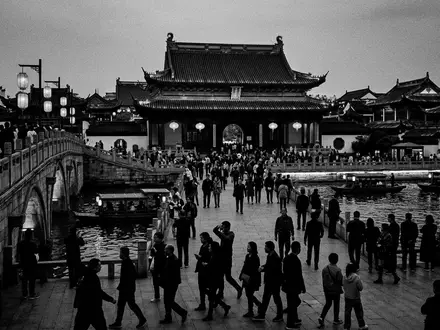 Schwarzweiss-Reportagebild vom Wahrzeichen Konfuzius-Tempel Nanjing in Nanjing China, dokumentarische Reisefotografie mit starken Kontrasten - Foto: THN