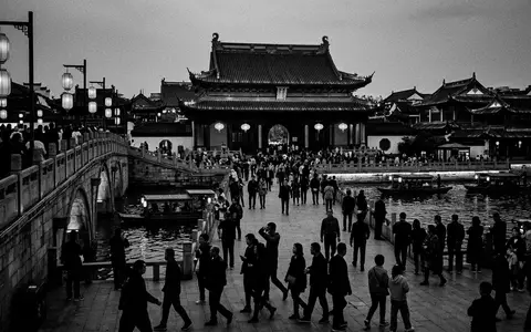 Schwarzweiss-Reportagebild vom Wahrzeichen Konfuzius-Tempel Nanjing in Nanjing China, dokumentarische Reisefotografie mit starken Kontrasten - Foto: THN
