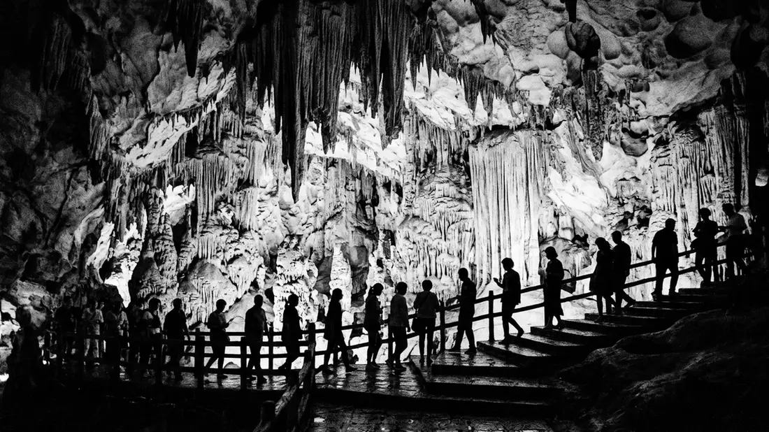 Schwarzweiss-Reportage vom Wahrzeichen Reed-Flute-Cave in Guilin, China