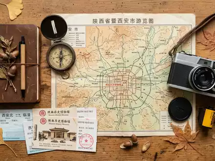 Flatlay-Reise-Arrangement rund um Geschichtsmuseum Shaanxi in Xi'an China, Karte Kompass Kamera und generische Reiserequisiten - Foto: THN