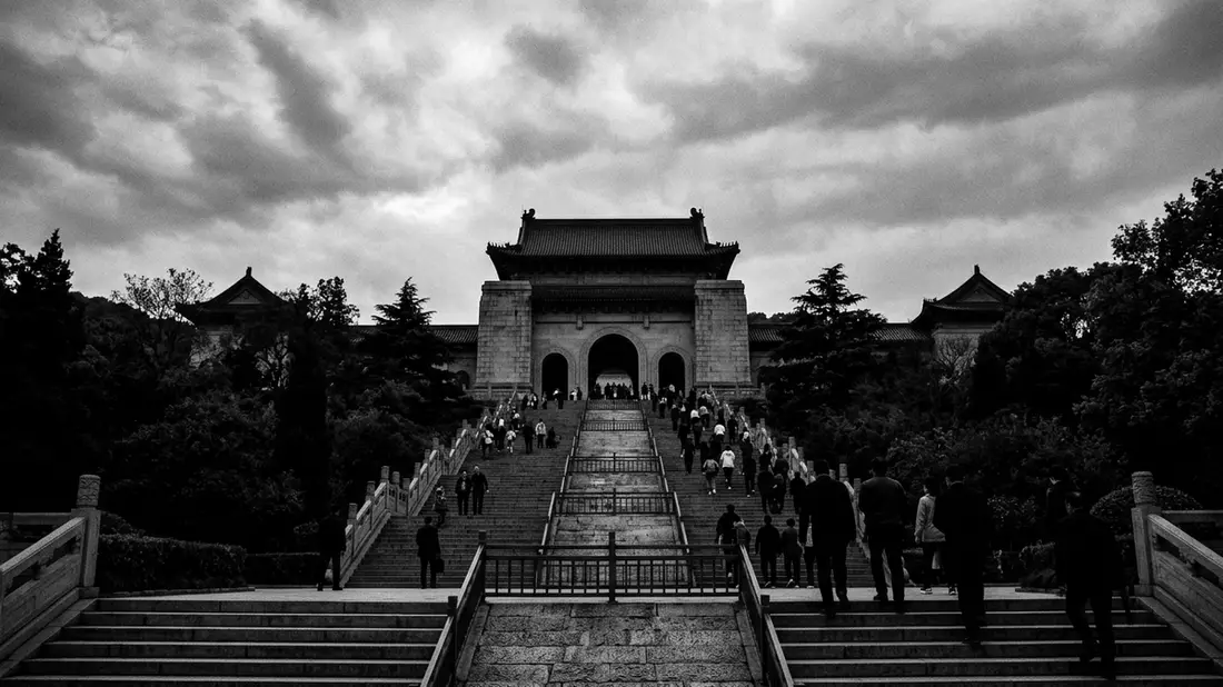 Schwarzweiss-Reportage vom Wahrzeichen Sun-Yat-sen-Mausoleum in Nanjing, China