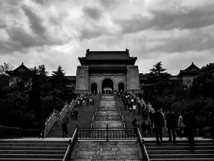 Schwarzweiss-Reportagebild vom Wahrzeichen Sun-Yat-sen-Mausoleum in Nanjing China, dokumentarische Reisefotografie mit starken Kontrasten - Foto: THN