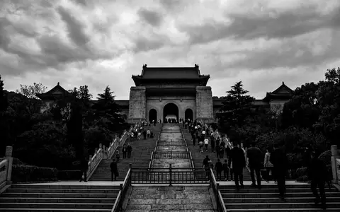 Schwarzweiss-Reportagebild vom Wahrzeichen Sun-Yat-sen-Mausoleum in Nanjing China, dokumentarische Reisefotografie mit starken Kontrasten - Foto: THN