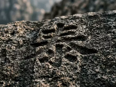 Extreme Makroaufnahme eines Materialdetails am Wahrzeichen Tai-Berg in Tai'an China, taktile Struktur und weiches Seitenlicht - Foto: THN