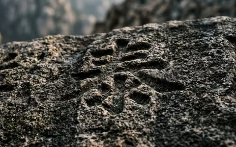 Extreme Makroaufnahme eines Materialdetails am Wahrzeichen Tai-Berg in Tai'an China, taktile Struktur und weiches Seitenlicht - Foto: THN