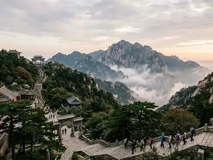 Editorialbild im Reisemagazin-Stil vom Wahrzeichen Tai-Berg in Tai'an China, ausgewogene Bildgestaltung und natuerliches Umgebungslicht - Foto: THN
