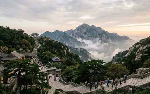 Editorialbild im Reisemagazin-Stil vom Wahrzeichen Tai-Berg in Tai'an China, ausgewogene Bildgestaltung und natuerliches Umgebungslicht - Foto: THN