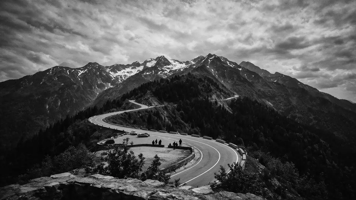 Schwarzweiss-Reportage vom Wahrzeichen Transfagarasan in Curtea de Arges, Rumänien