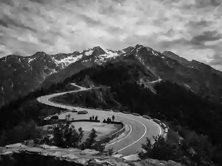 Schwarzweiss-Reportagebild vom Wahrzeichen Transfagarasan in Curtea de Arges Rumänien, dokumentarische Reisefotografie mit starken Kontrasten - Foto: THN