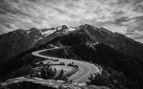 Schwarzweiss-Reportagebild vom Wahrzeichen Transfagarasan in Curtea de Arges Rumänien, dokumentarische Reisefotografie mit starken Kontrasten - Foto: THN
