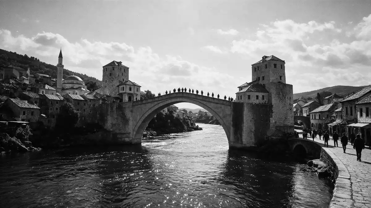 Schwarzweiss-Reportage vom Wahrzeichen Alte Brücke Mostar in Mostar, Bosnien und Herzegowina