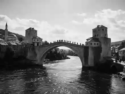 Schwarzweiss-Reportagebild vom Wahrzeichen Alte Brücke Mostar in Mostar Bosnien und Herzegowina, dokumentarische Reisefotografie mit starken - Foto: THN