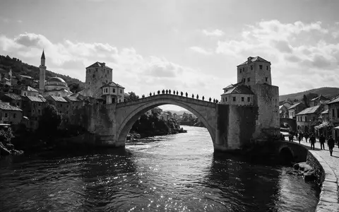 Schwarzweiss-Reportagebild vom Wahrzeichen Alte Brücke Mostar in Mostar Bosnien und Herzegowina, dokumentarische Reisefotografie mit starken - Foto: THN
