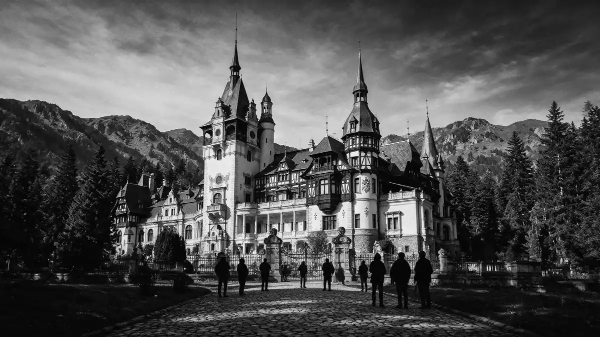Schwarzweiss-Reportage vom Wahrzeichen Schloss Peles in Sinaia, Rumänien