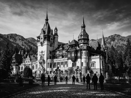 Schwarzweiss-Reportagebild vom Wahrzeichen Schloss Peles in Sinaia Rumänien, dokumentarische Reisefotografie mit starken Kontrasten - Foto: THN