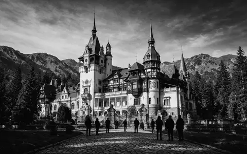 Schwarzweiss-Reportagebild vom Wahrzeichen Schloss Peles in Sinaia Rumänien, dokumentarische Reisefotografie mit starken Kontrasten - Foto: THN