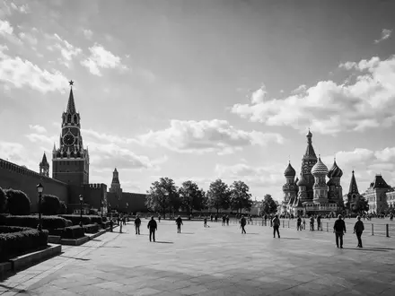 Schwarzweiss-Reportagebild vom Wahrzeichen Roter Platz Moskau in Moskau Russland, dokumentarische Reisefotografie mit starken Kontrasten - Foto: THN