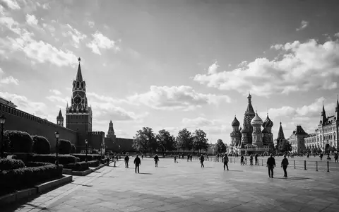 Schwarzweiss-Reportagebild vom Wahrzeichen Roter Platz Moskau in Moskau Russland, dokumentarische Reisefotografie mit starken Kontrasten - Foto: THN