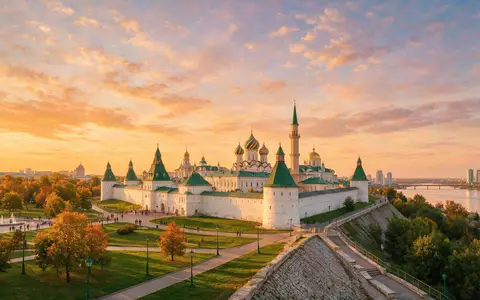 Fotorealistische Panoramaaufnahme von Kasaner Kreml in Kasan Russland, warmes Abendlicht auf Wahrzeichen - Foto: THN
