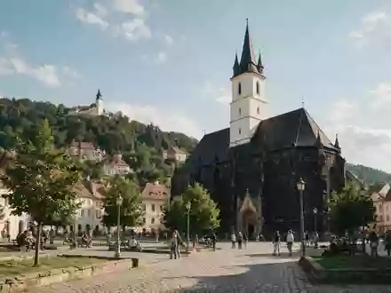 Editorialbild im Reisemagazin-Stil vom Wahrzeichen Schwarze Kirche Brasov in Brasov Rumänien, ausgewogene Bildgestaltung und natuerliches - Foto: THN