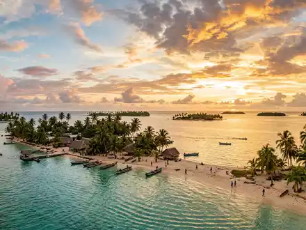 Fotorealistische Panoramaaufnahme von San-Blas-Inseln in El Porvenir Panama, warmes Abendlicht auf Wahrzeichen - Foto: THN