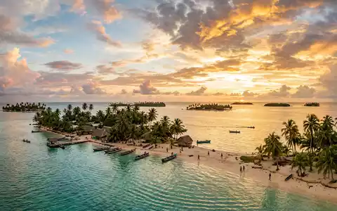 Fotorealistische Panoramaaufnahme von San-Blas-Inseln in El Porvenir Panama, warmes Abendlicht auf Wahrzeichen - Foto: THN