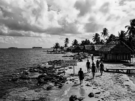 Schwarzweiss-Reportagebild vom Wahrzeichen San-Blas-Inseln in El Porvenir Panama, dokumentarische Reisefotografie mit starken Kontrasten - Foto: THN