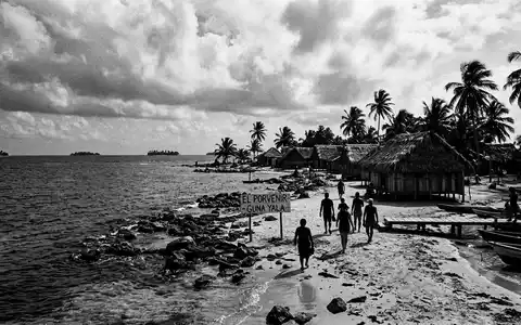 Schwarzweiss-Reportagebild vom Wahrzeichen San-Blas-Inseln in El Porvenir Panama, dokumentarische Reisefotografie mit starken Kontrasten - Foto: THN