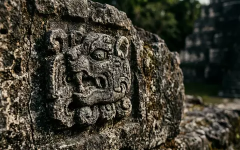 Extreme Makroaufnahme eines Materialdetails am Wahrzeichen Tikal in Flores Guatemala, taktile Struktur und weiches Seitenlicht - Foto: THN