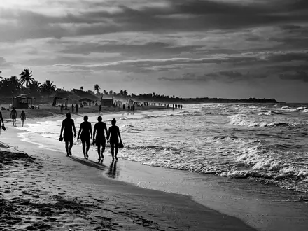 Schwarzweiss-Reportagebild vom Wahrzeichen Varadero-Strand in Varadero Kuba, dokumentarische Reisefotografie mit starken Kontrasten - Foto: THN