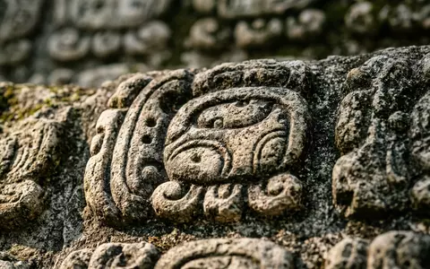 Extreme Makroaufnahme eines Materialdetails am Wahrzeichen Copan-Ruinen in Copan Ruinas Honduras, taktile Struktur und weiches - Foto: THN